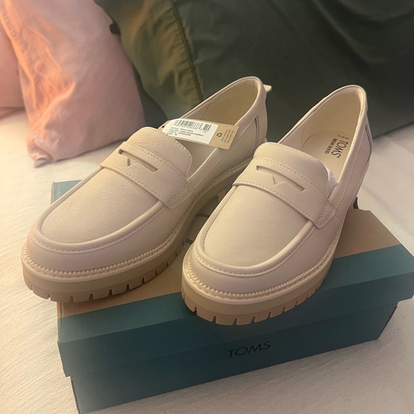 New in Box TOMS Women's Cara Beige Leather Loafers - Picture 2 of 5